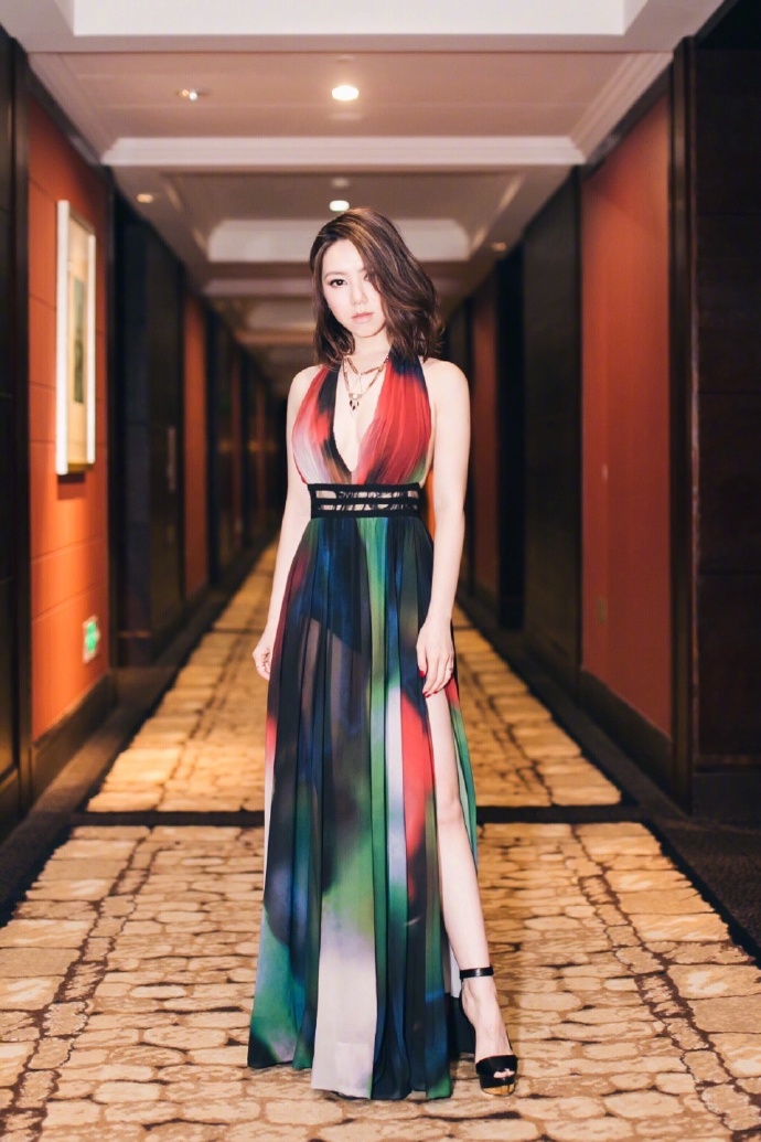 邓紫棋深V透视长裙性感写真图片