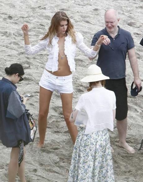 超模玛丽娜海边拍广告 当众换衣获助理遮胸