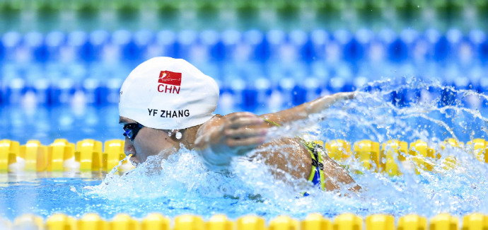 2018年雅加达亚运会：中国选手张雨霏女子200米蝶泳夺冠图片