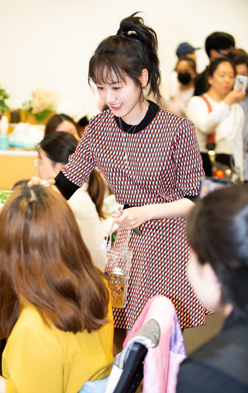 袁冰妍甜美元气活动照图片