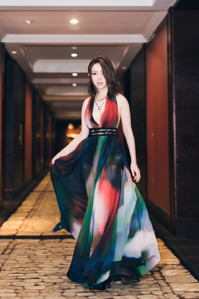 邓紫棋深V透视长裙性感写真图片
