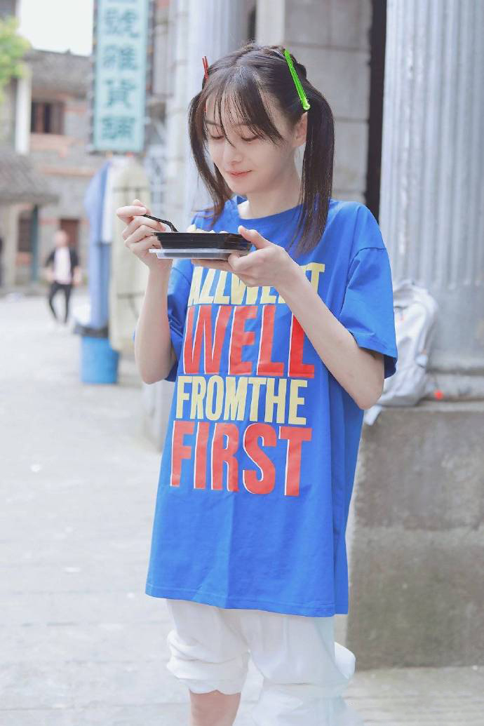 郑爽俏皮双马尾私服照图片