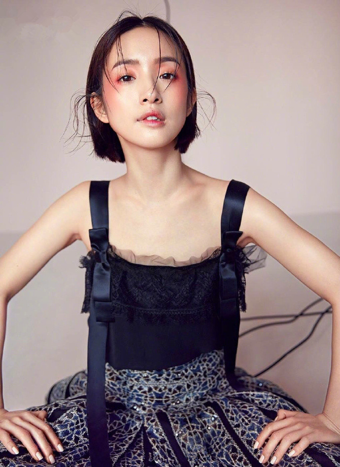 林依晨迷人微醺装时尚杂志写真