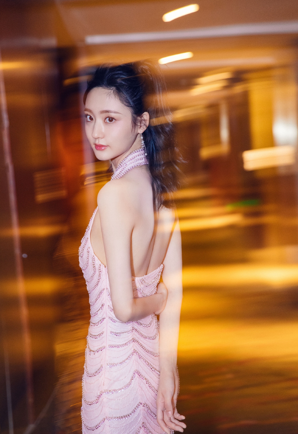王莫涵优雅光影写真图片