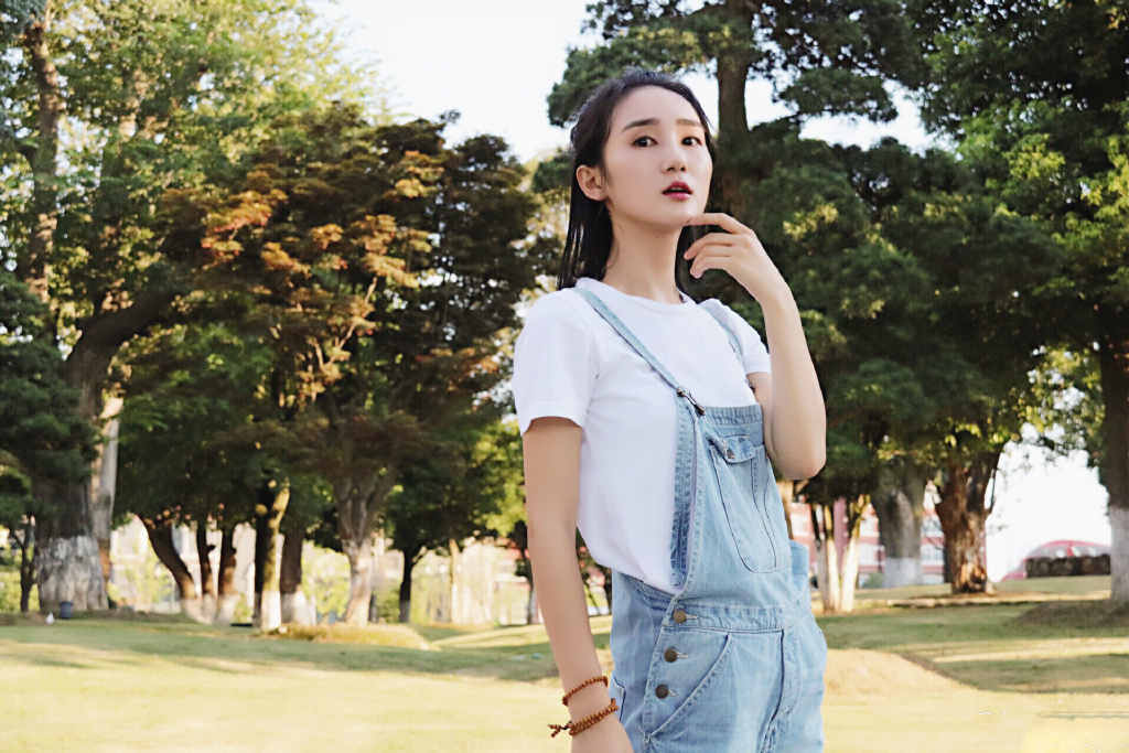 黄洋洋简约私服俏丽写真图片