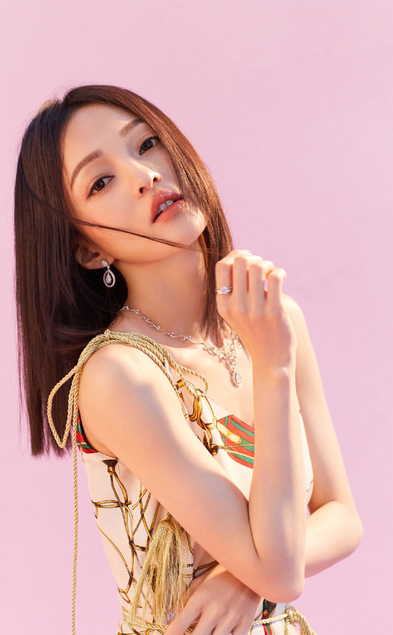 张韶涵性感灵动时尚杂志封面大片