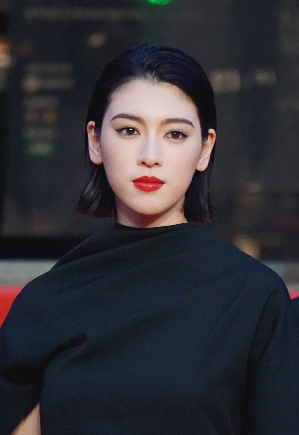 三吉彩花红唇黑裙性感图片