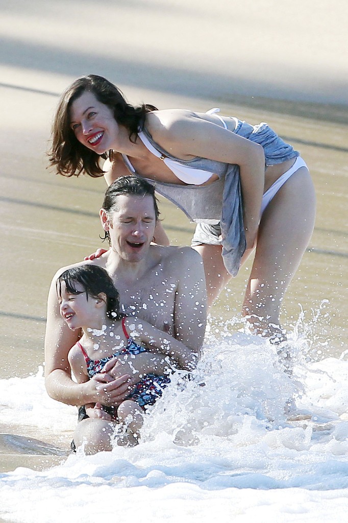 米拉·乔沃维奇海边度假性感写真