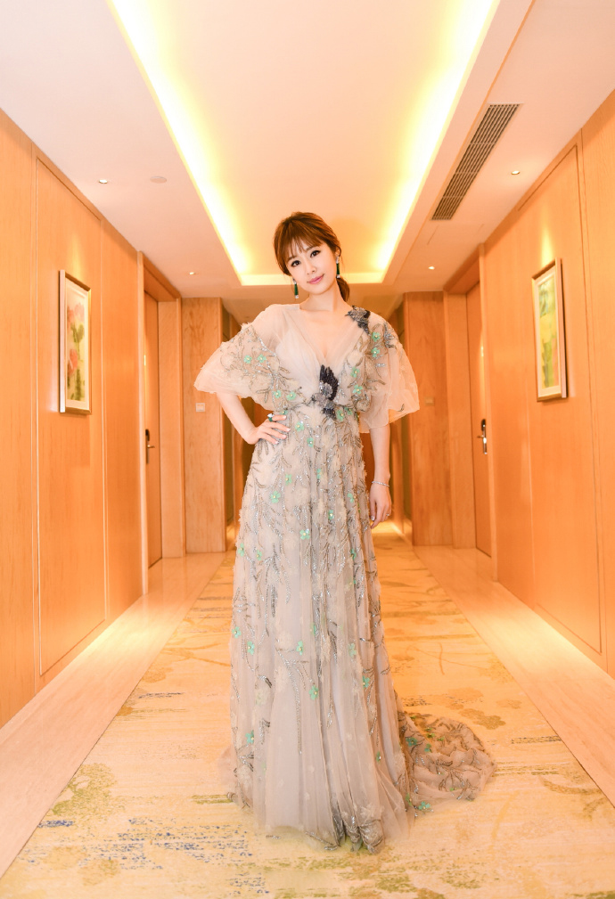 林心如透视蕾丝长裙性感写真图片