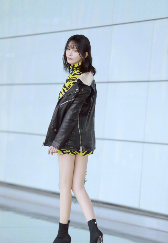 施诗酷美皮衣性感写真图片