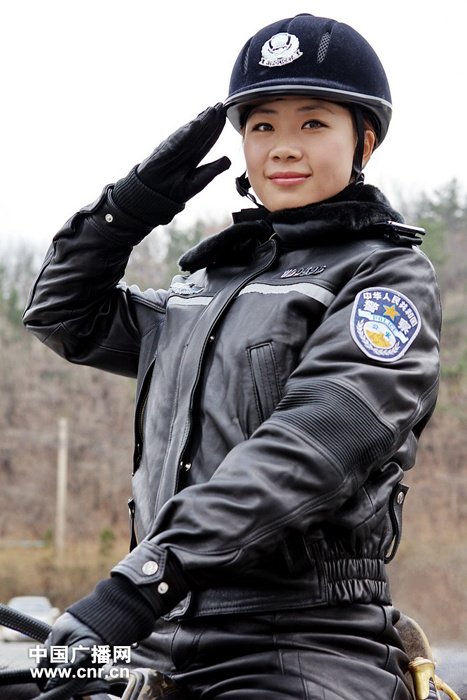 实拍大连女骑警训练基地 大连女骑警图片