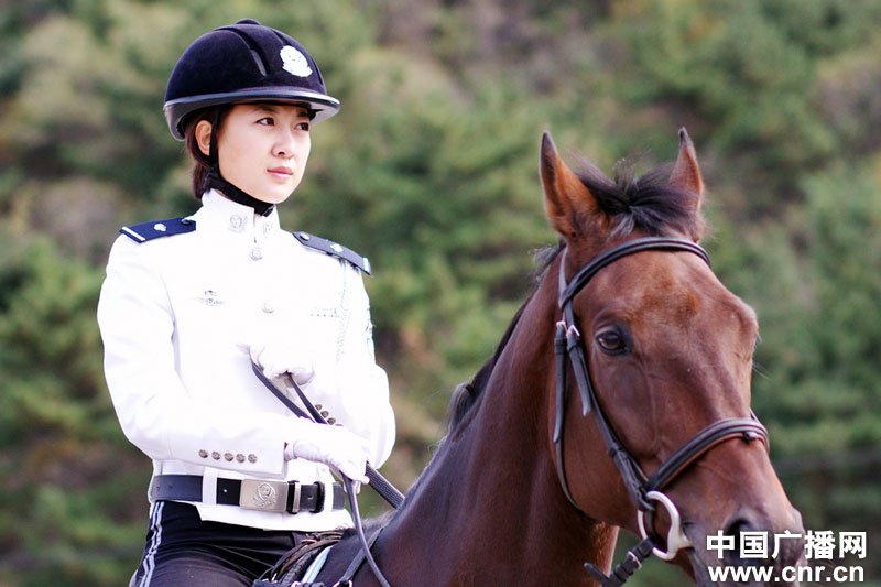 实拍大连女骑警训练基地 大连女骑警图片