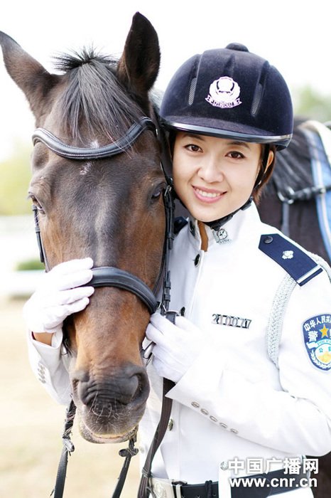 实拍大连女骑警训练基地 大连女骑警图片