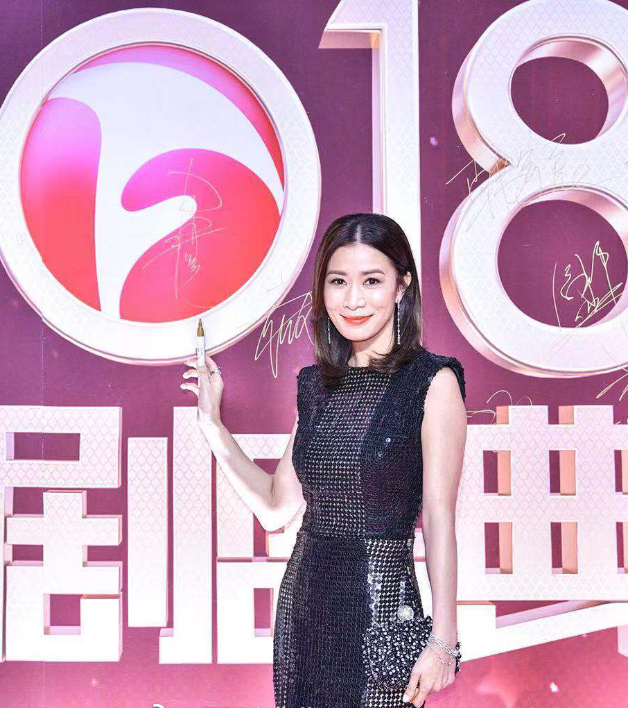 佘诗曼国剧盛典魅力红毯照图片