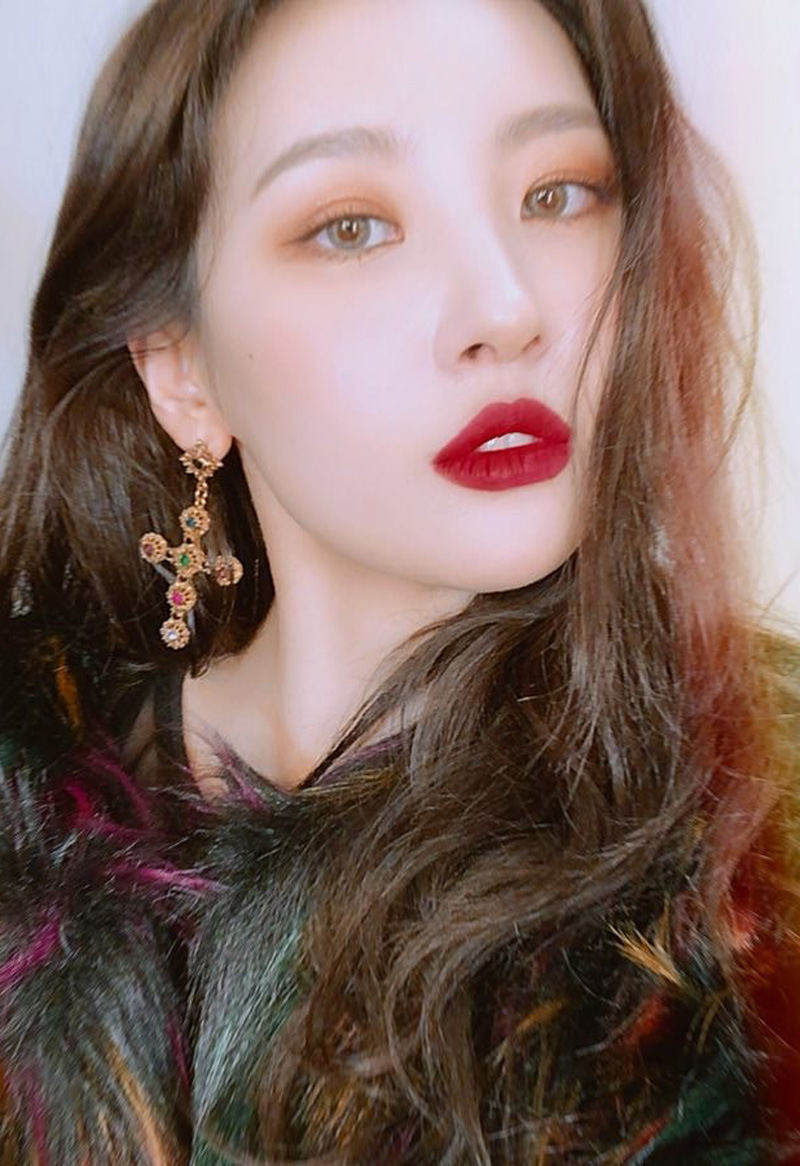 李宣美妩媚红唇自拍照图片
