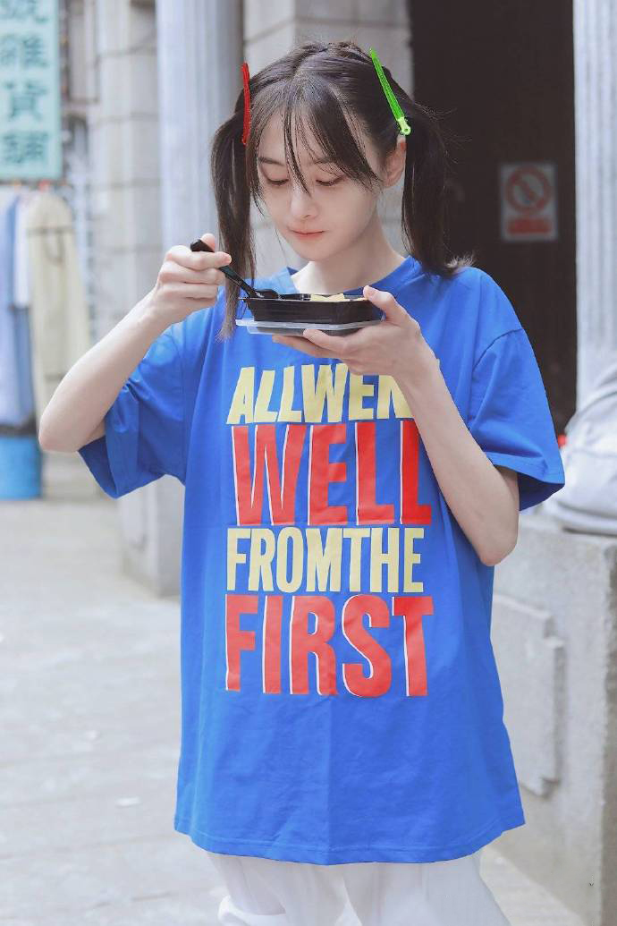郑爽俏皮双马尾私服照图片