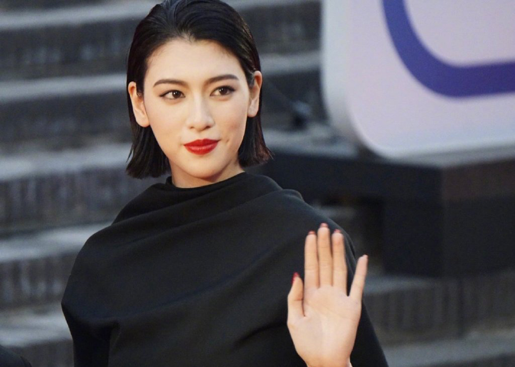三吉彩花红唇黑裙性感图片