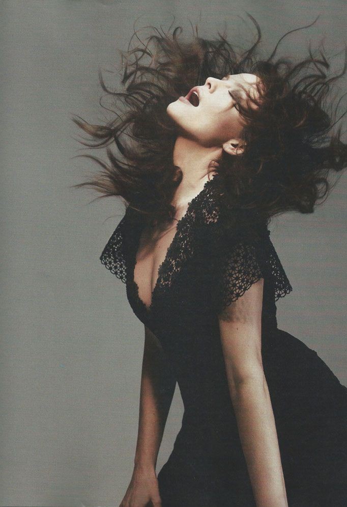 丽芙·泰勒黑白质感时尚写真高清图片
