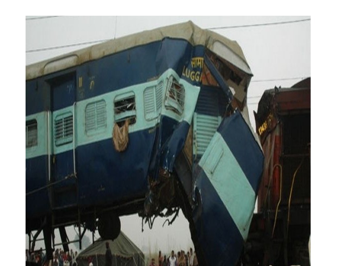 三辆火车迎面相撞：巴基斯坦火车事故