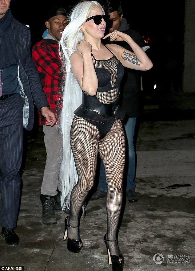 Gaga黑色网格比基尼大胆秀身材 顶白色长发为粉丝签名
