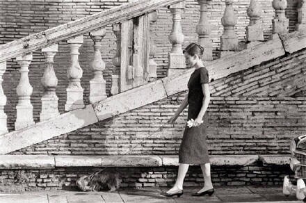 奥黛丽赫本在上世纪五六十年代于罗马街头拍摄的一组老照片