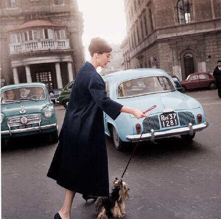 奥黛丽赫本在上世纪五六十年代于罗马街头拍摄的一组老照片