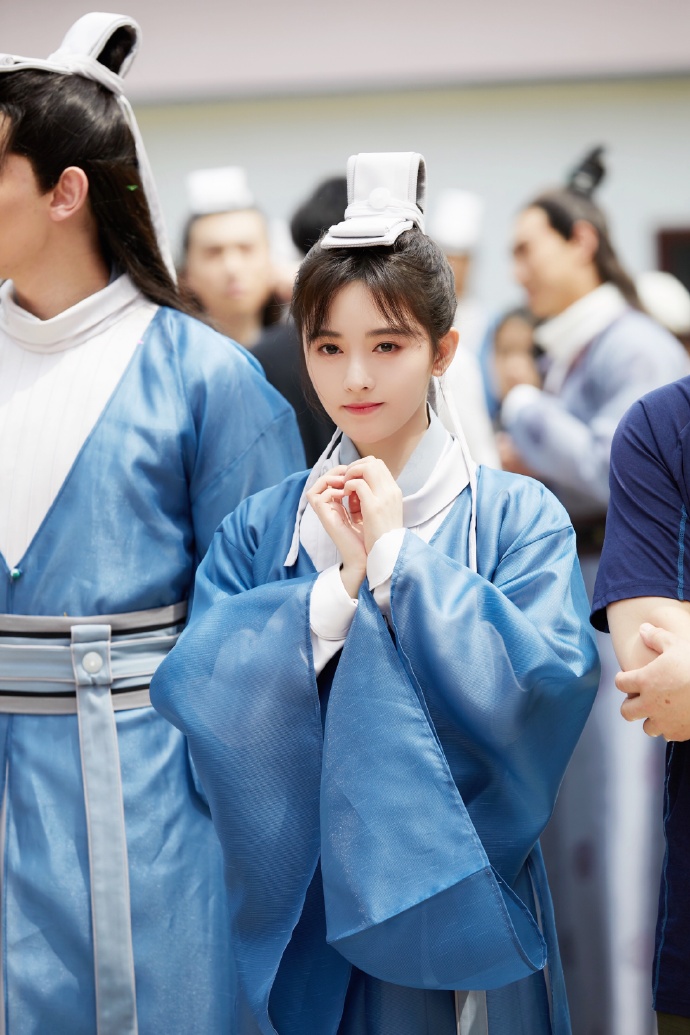 鞠婧祎《云上学堂》古风男装开机图片
