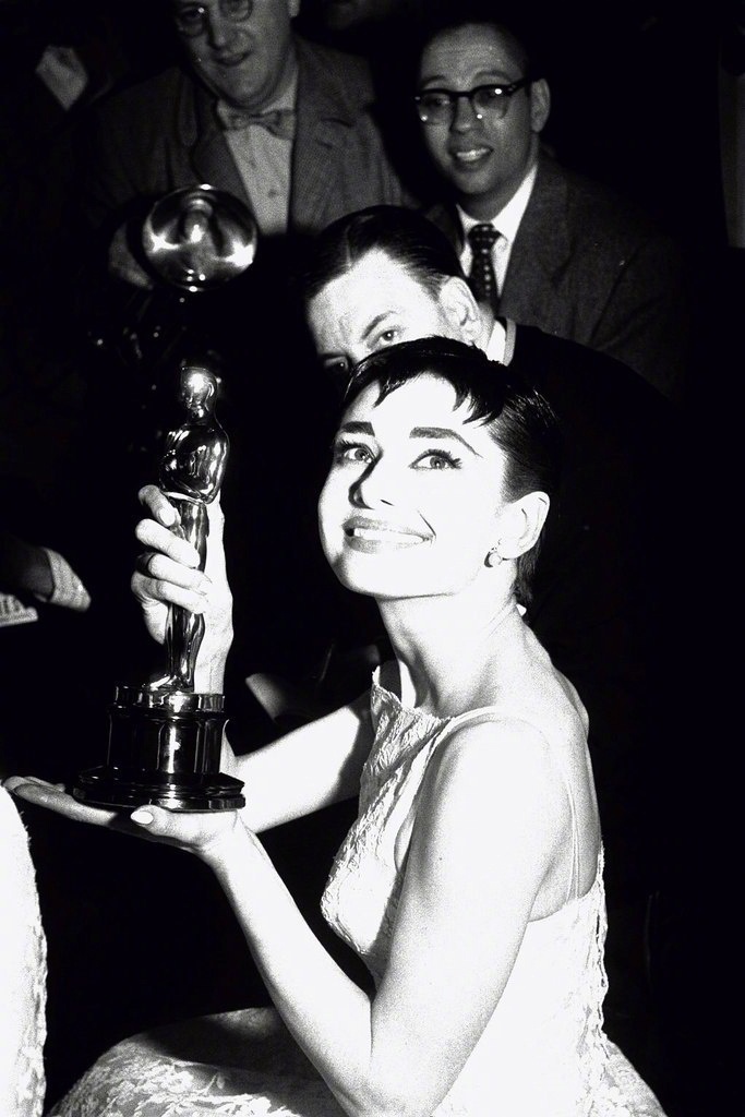 奥黛丽·赫本1954年奥斯卡获奖老照片