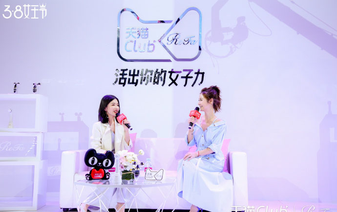 林心如身着裸肩连衣裙性感写真图片
