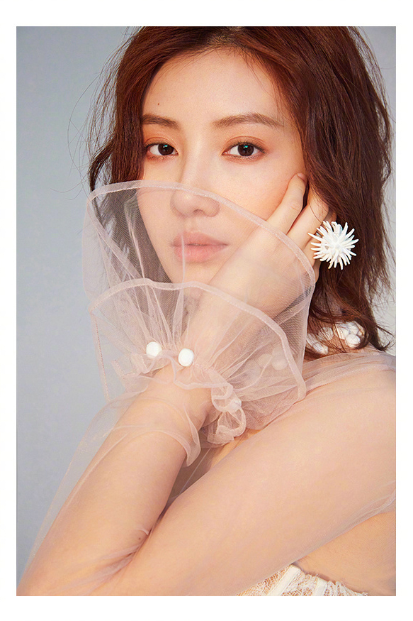 王鹤润俏丽柔美时尚写真图片