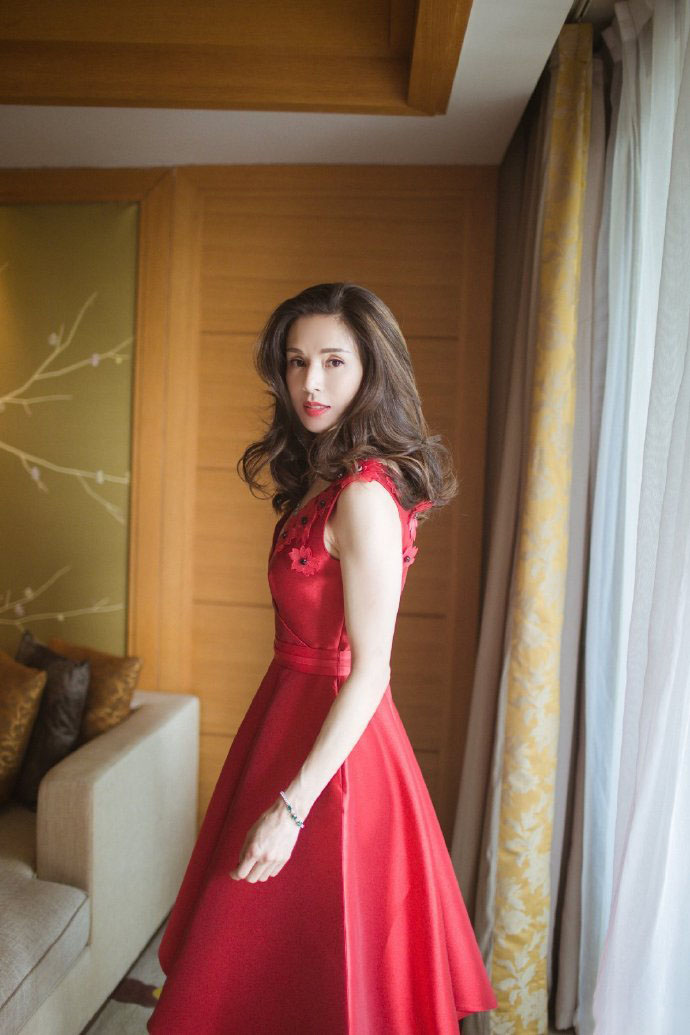 李若彤红裙优雅性感写真图片