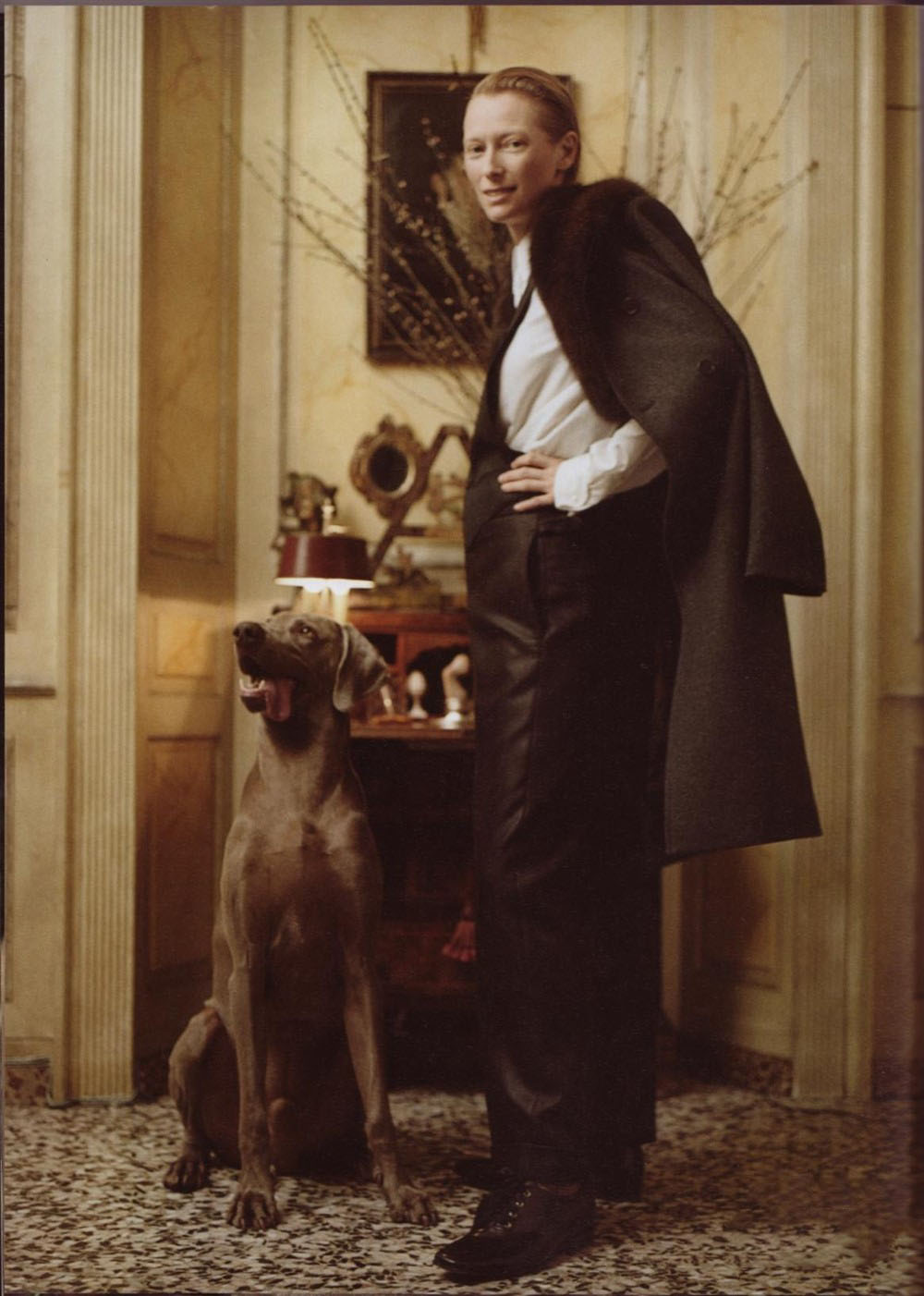 蒂尔达·斯文顿帅气英伦风西装写真图片