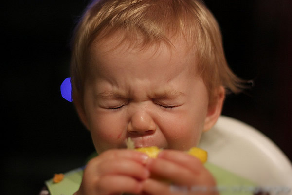 宝宝吃柠檬时的搞笑表情超级逗
