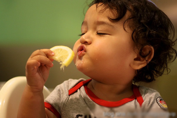 宝宝吃柠檬时的搞笑表情超级逗