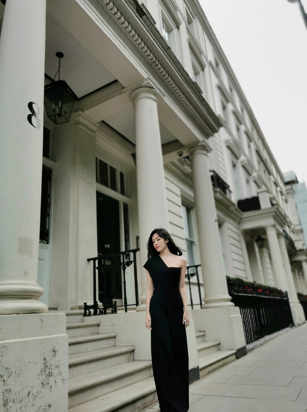 汤晶媚黑裙优雅街拍图片