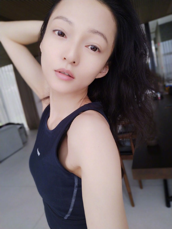 张韶涵素颜夏日清凉自拍照图片