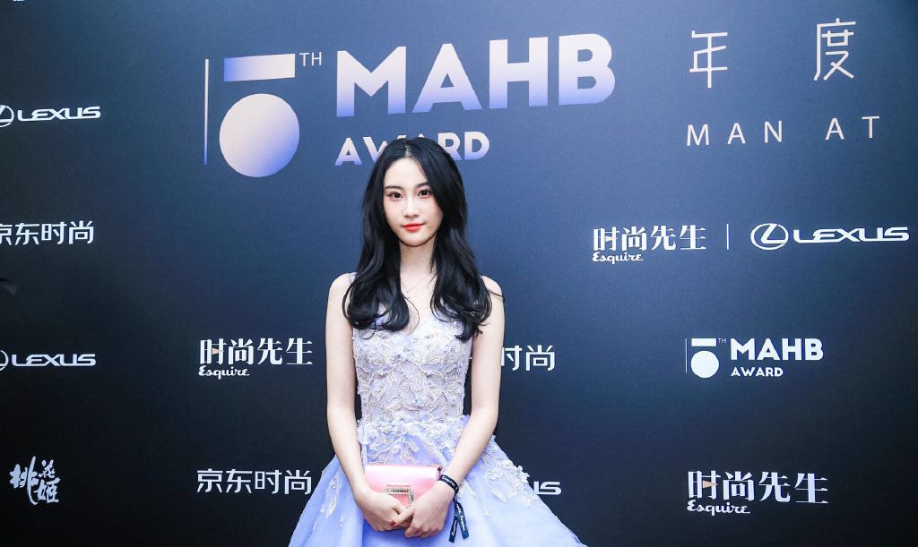 刘丁菡紫色礼服性感活动照图片