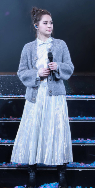 Twins蔡卓妍钟欣潼南宁演唱会性感舞台写真图片