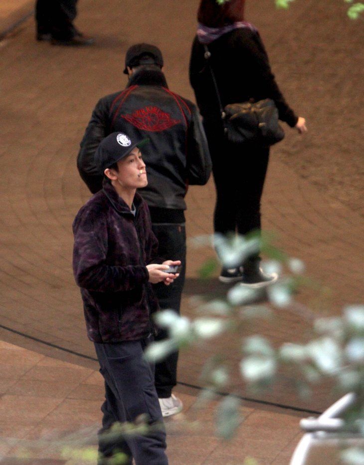 陈冠希潮人打扮与好友上海看房图片