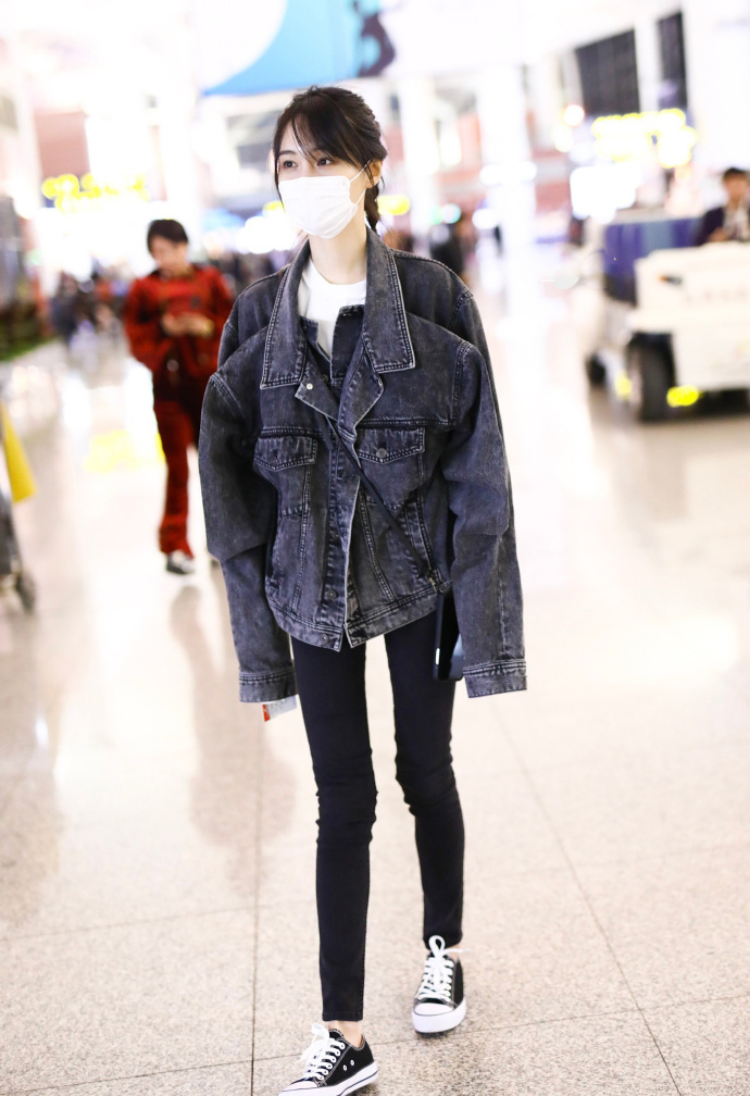 郑爽小麻花辫可爱机场私服照图片