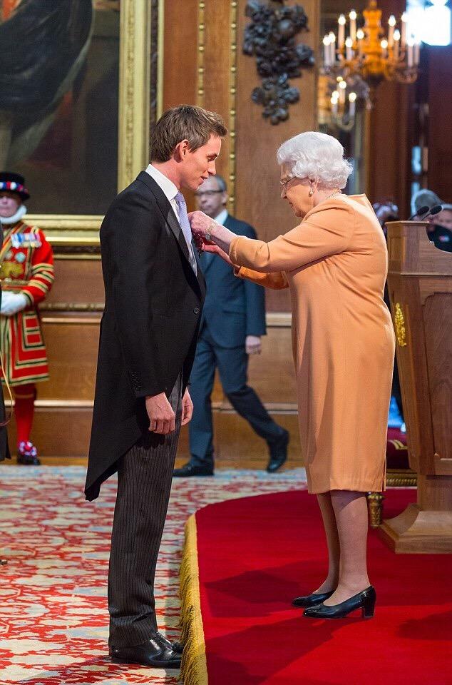 埃迪·雷德梅恩被英女王授予勋章图片