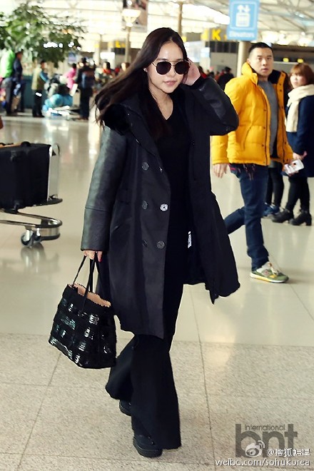 太阳女友闵孝琳现身机场 黑衣装扮时尚性感 闵孝琳图片
