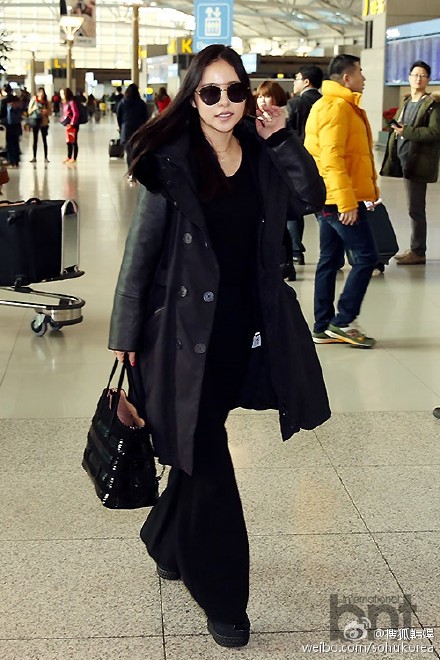 太阳女友闵孝琳现身机场 黑衣装扮时尚性感 闵孝琳图片