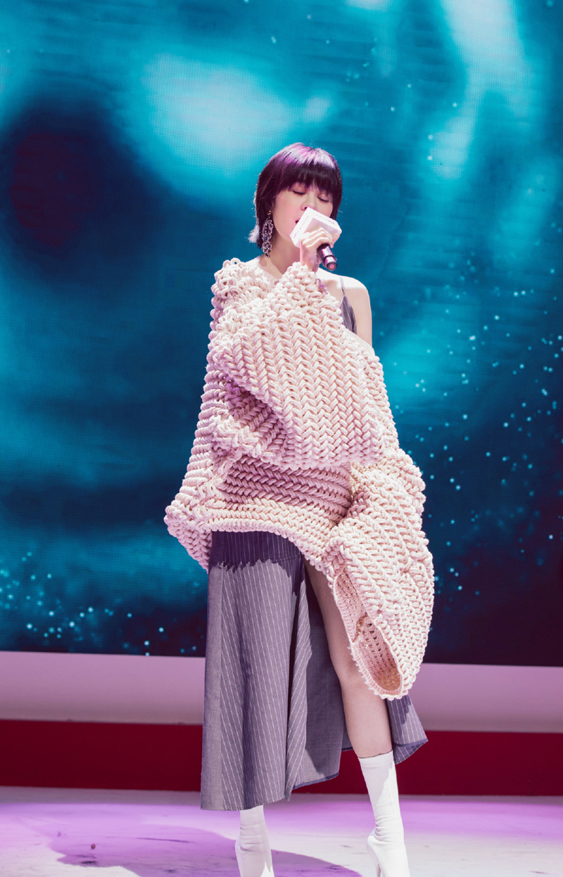 郁可唯图片   郁可唯性感露肩写真图片