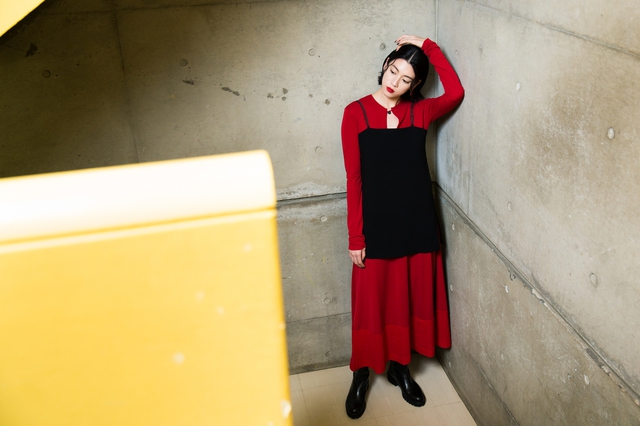 三吉彩花红色长裙性感写真