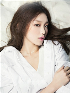韩国美女李圣经时尚杂志图片