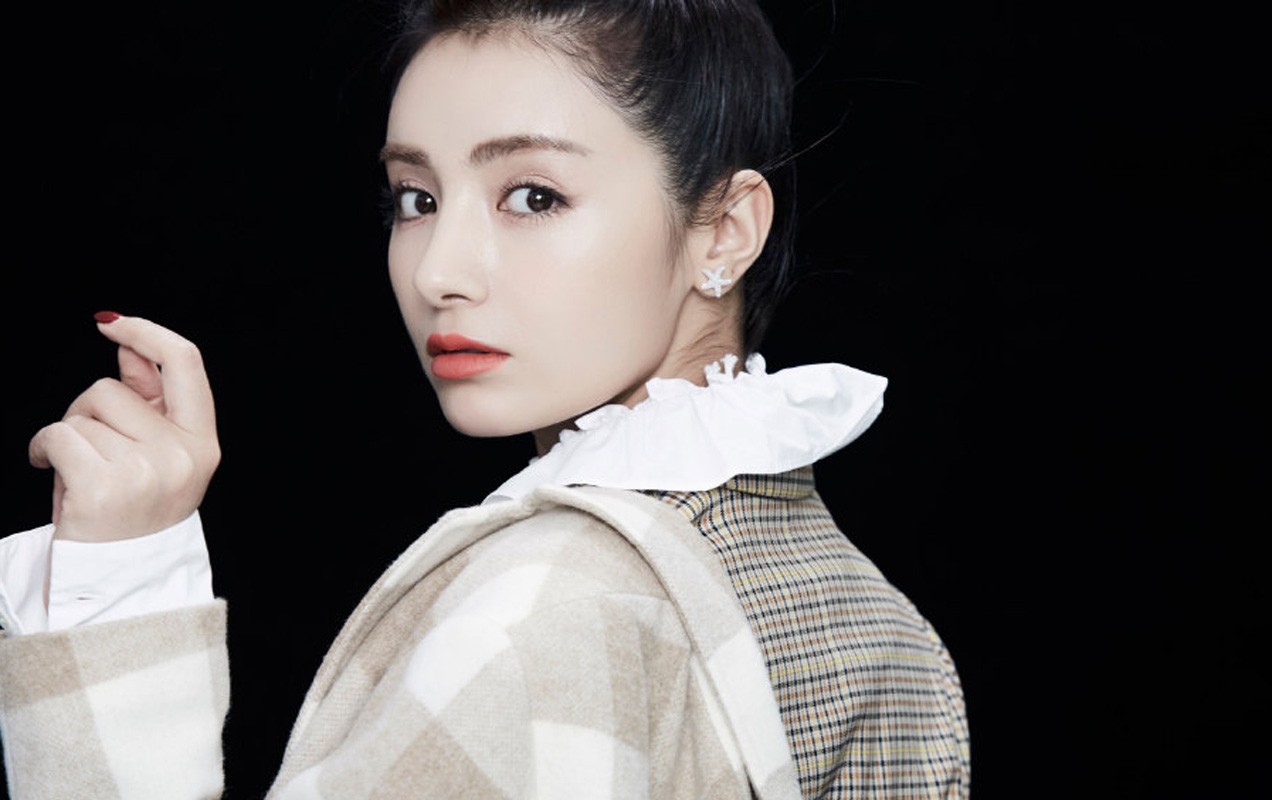 麦迪娜格纹西装时尚写真图片