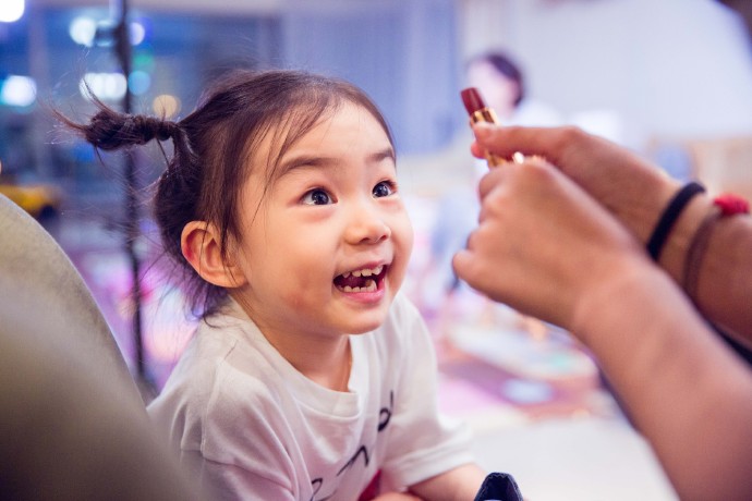 戚薇女儿Lucky可爱图片