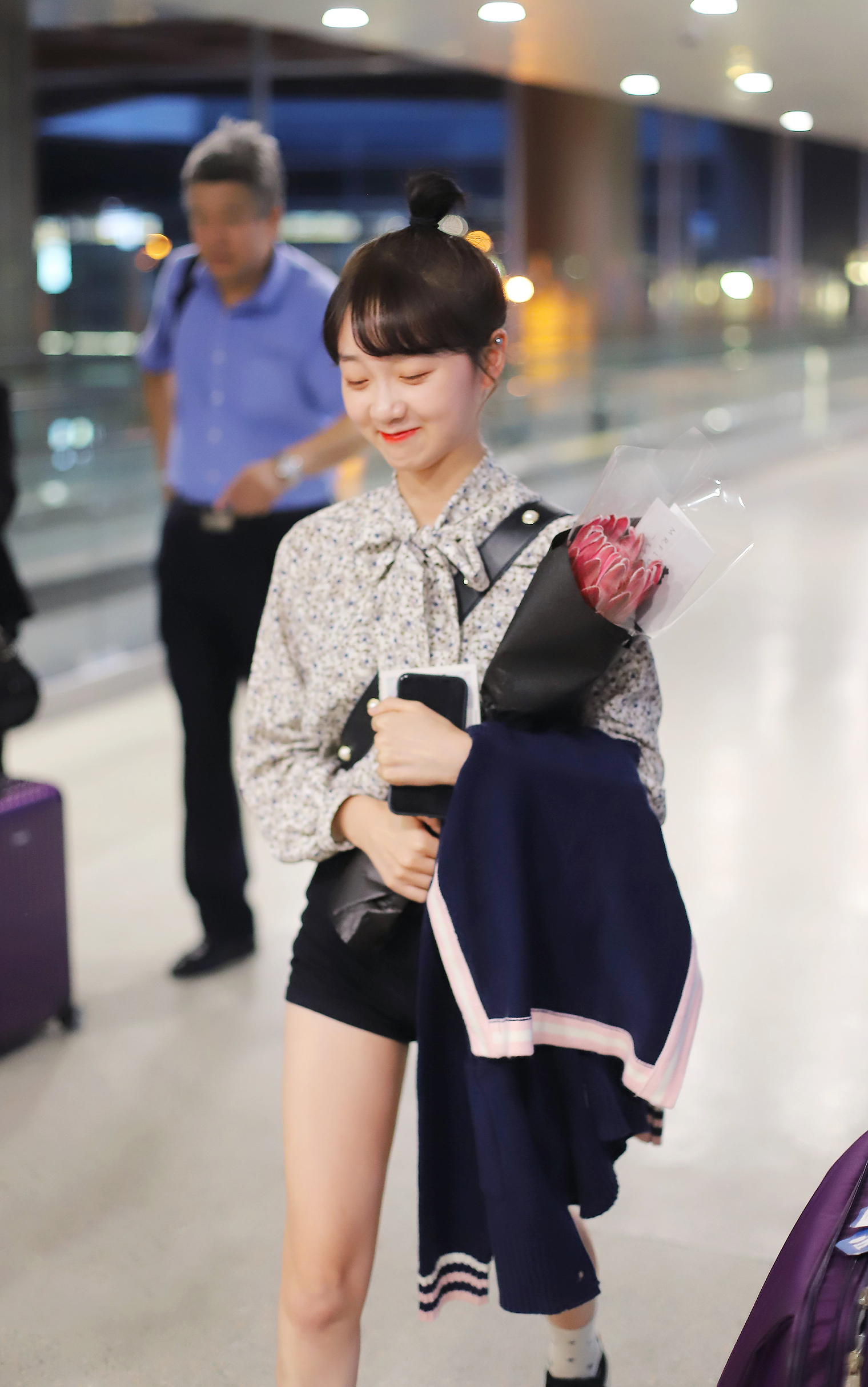李子璇图片 李子璇可爱比心图片