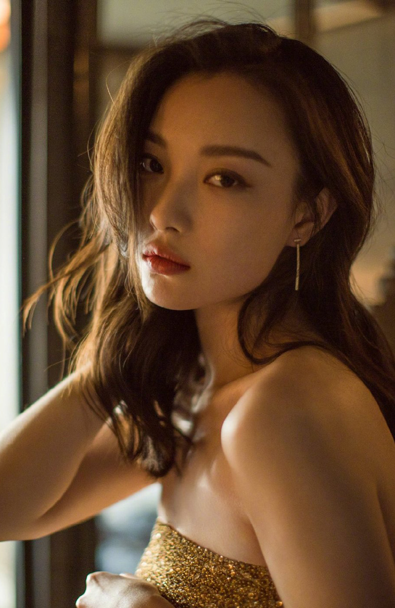 倪妮妩媚风情活动写真图片